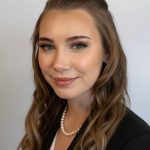 Porträtfoto von Sara Höß, Geschäftsführerin von Code & Canvas