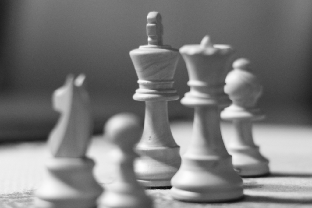 Schachfiguren als Symbol für Strategie und vorausschauendes Handeln