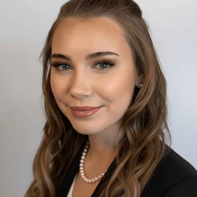 Sara Höß, Webdesignerin und Geschäftsführerin von Code & Canvas, sitzt lächelnd auf einem Sessel