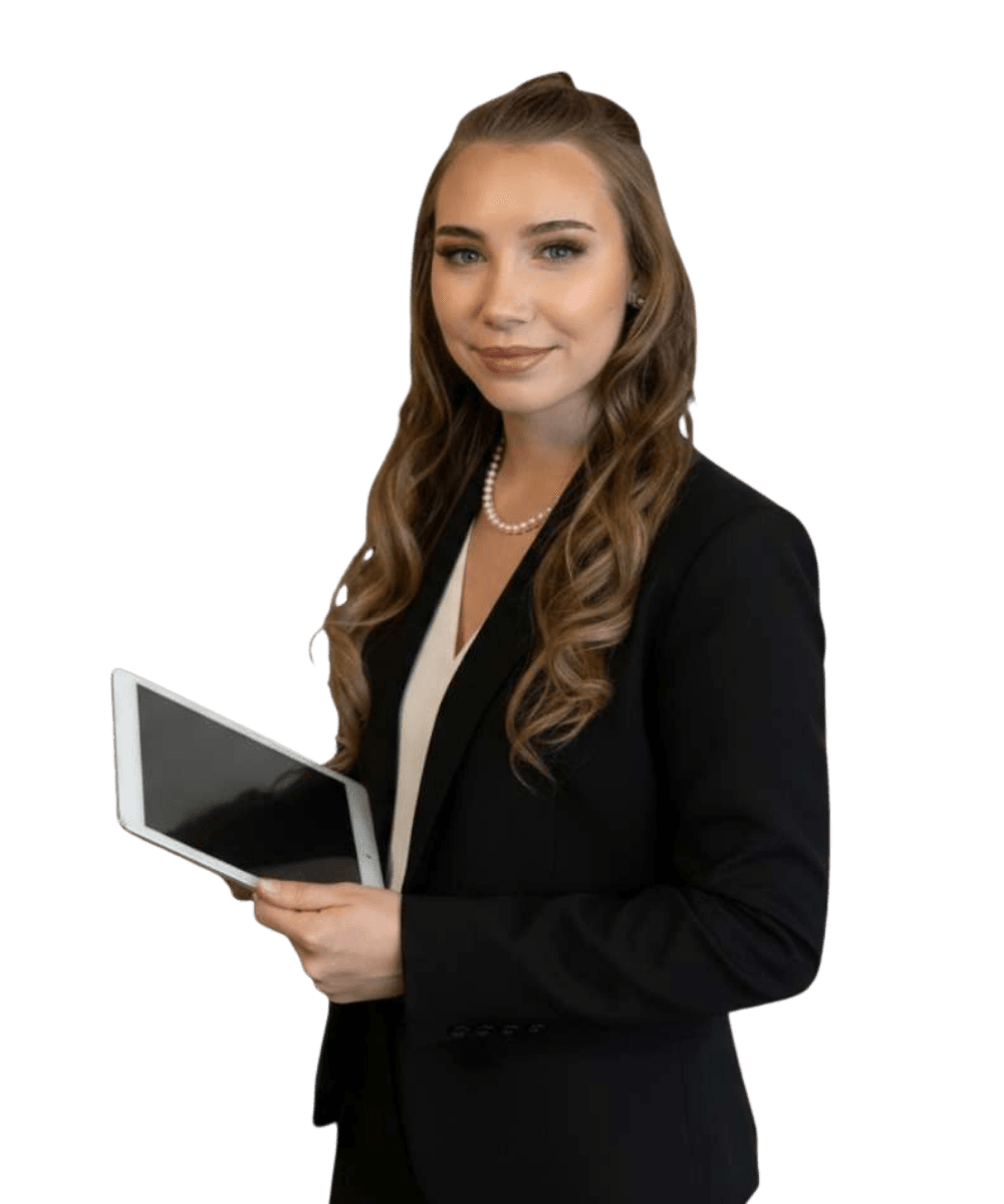 Sara Höß im schwarzen Business-Outfit hält ein Tablet und blickt selbstbewusst in die Kamera vor dunklem Hintergrund